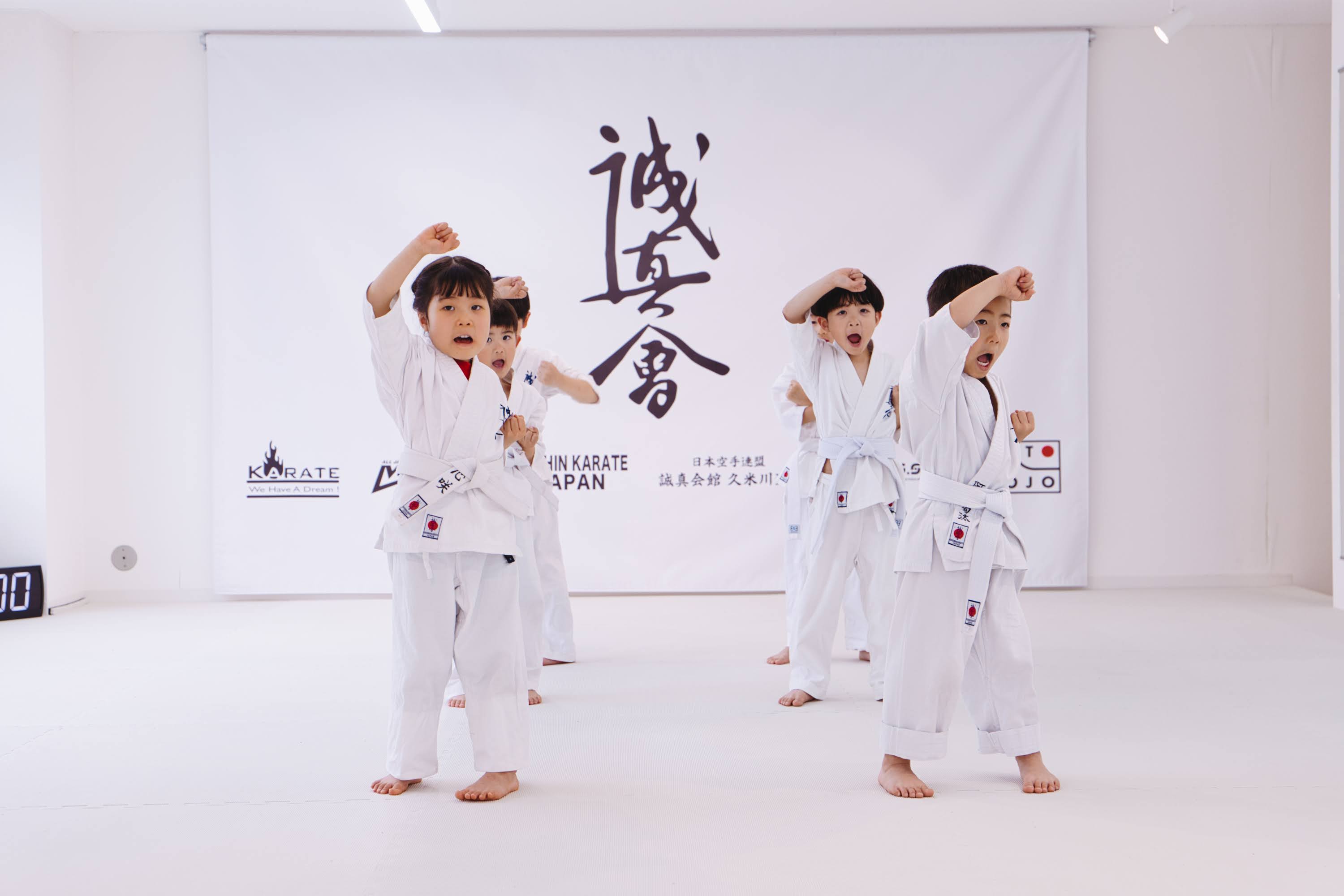先生と子どもの組手稽古